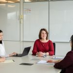 Właściwe szkolenia i procedury BHP zapewniają bezpieczne warunki pracy dla wszystkich pracowników