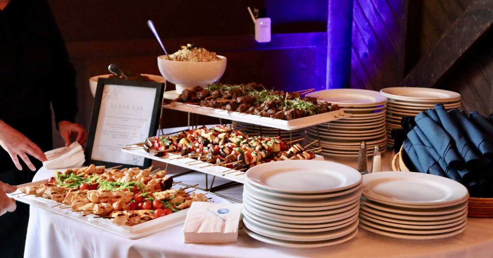 Pakowanie resztek cateringu firmowego Pracownicy pakują resztki jedzenia z bufetu do pojemników po spotkaniu