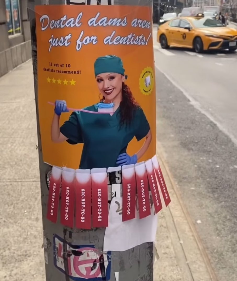kwiatowy plakat reklamowy perfumerii damskiej plakat z kompozycją kwiatów ramką i tekstem promocji perfumerii